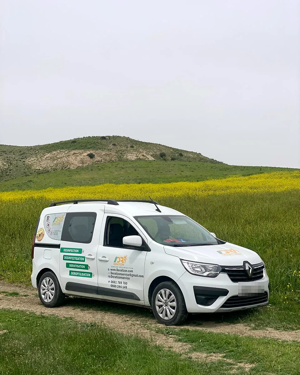 Le véhicule de service Deratizon, floqué aux couleurs de l’entreprise, sur un chemin de campagne.